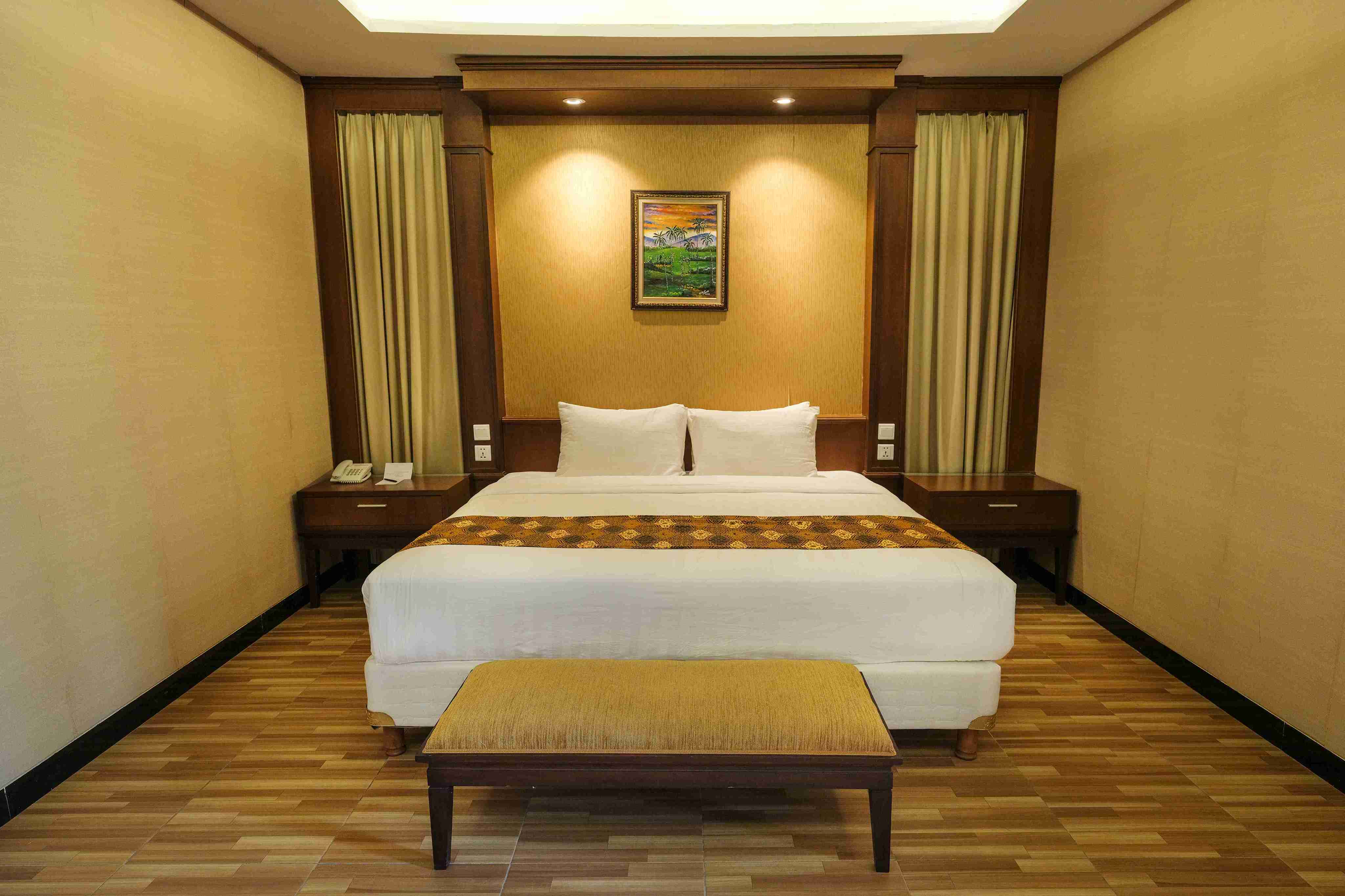 Deluxe Room with Mountain View - Traditional King Bed