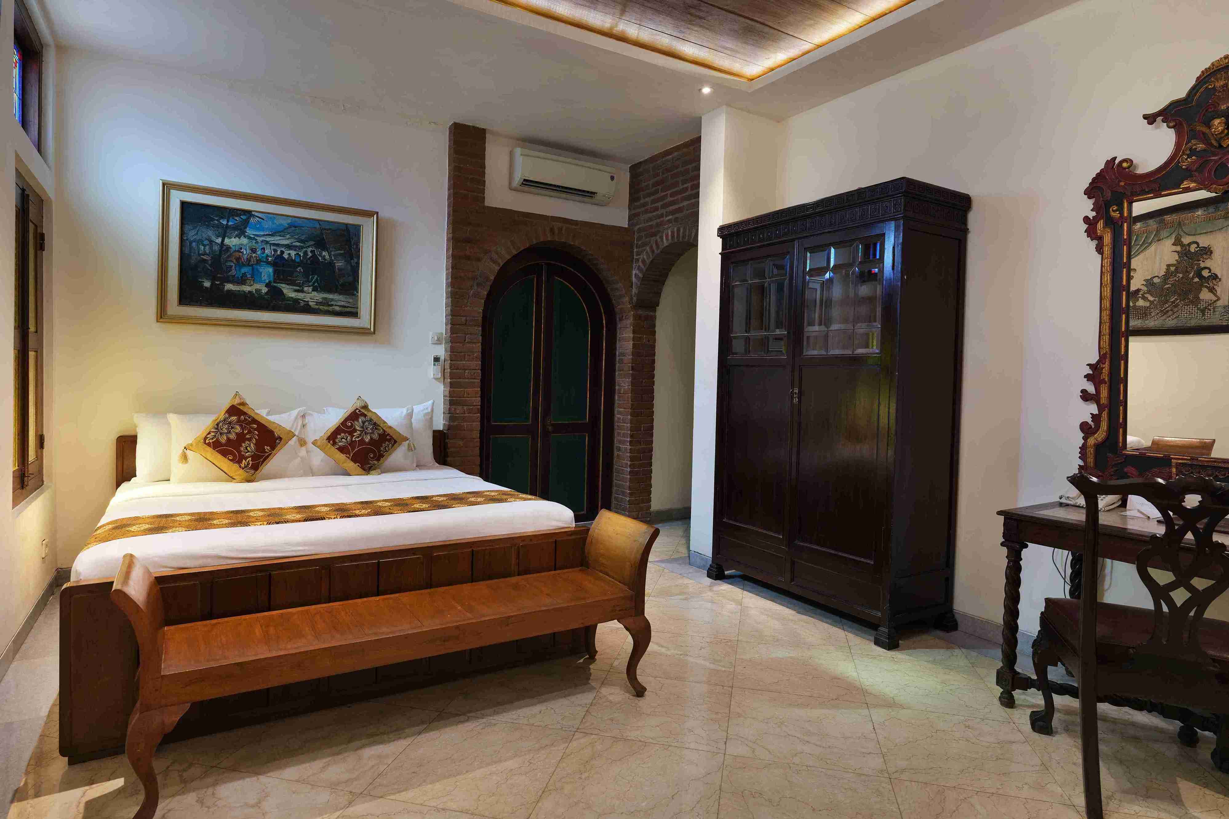 Junior Suite Room - Traditional King Bed with Carved Headboard